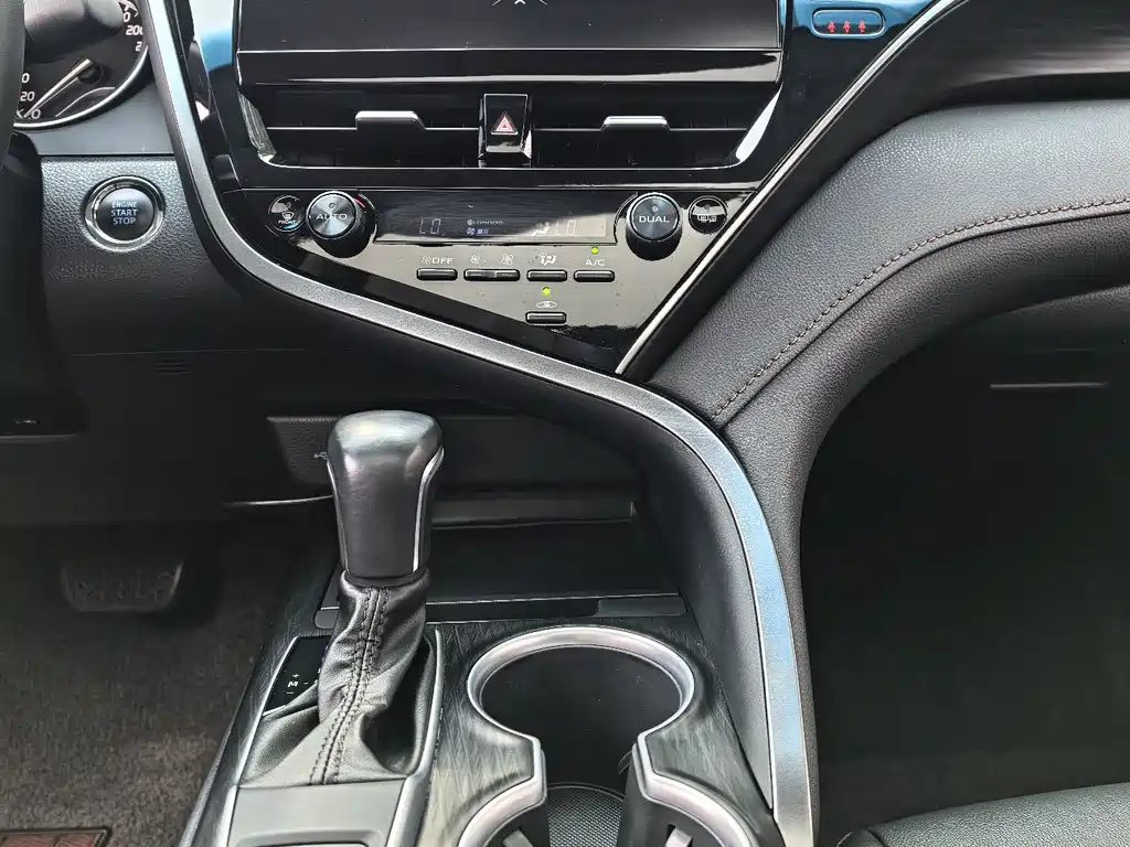 Toyota Camry 2023 — фото 13