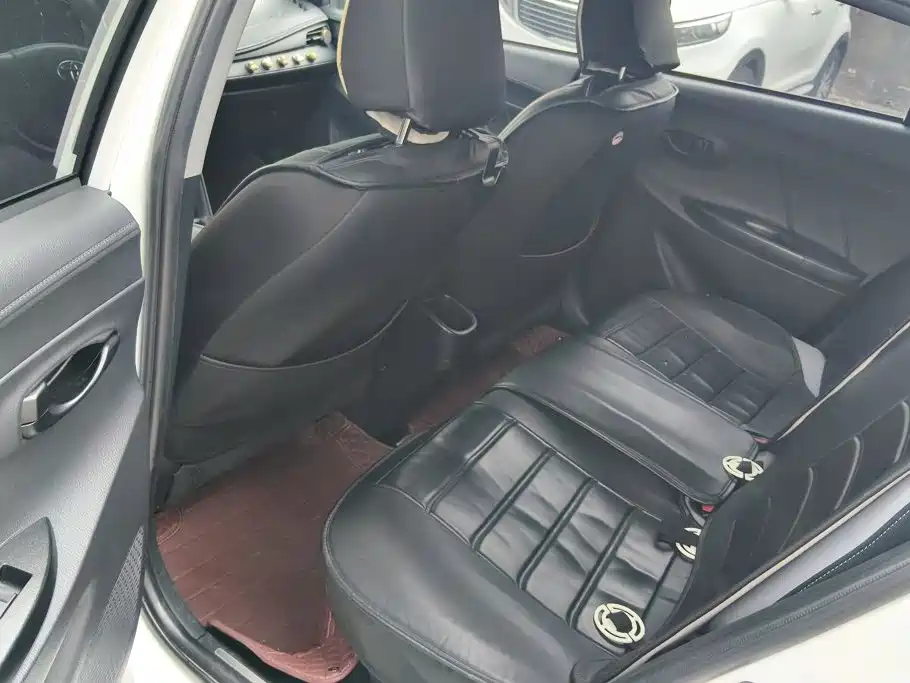 Toyota Yaris L 2020 — фото 11