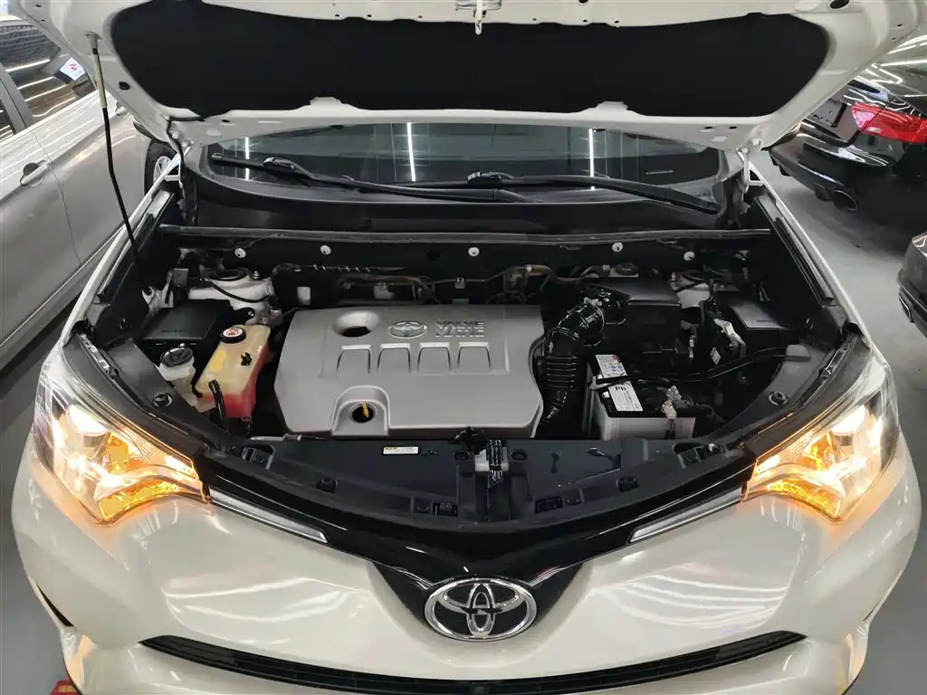 Toyota RAV4 2018 — фото 16
