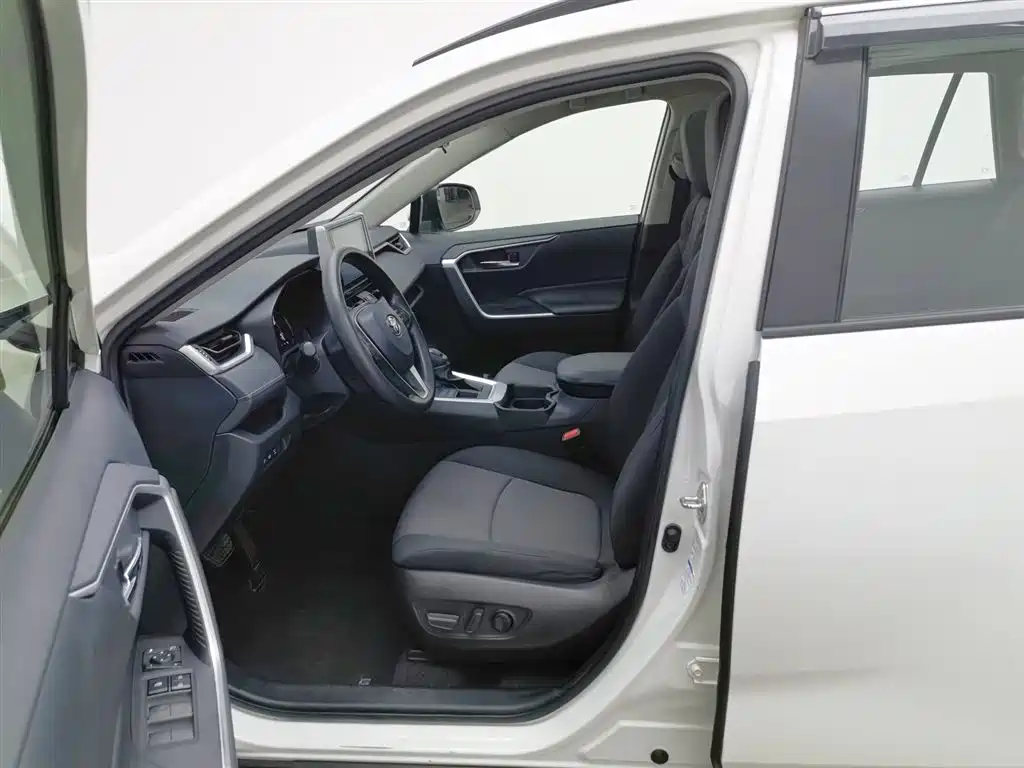Toyota RAV4 2021 — фото 10
