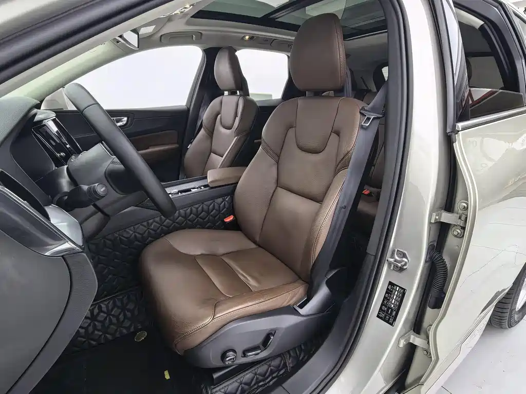 Volvo XC60 2018 — фото 18
