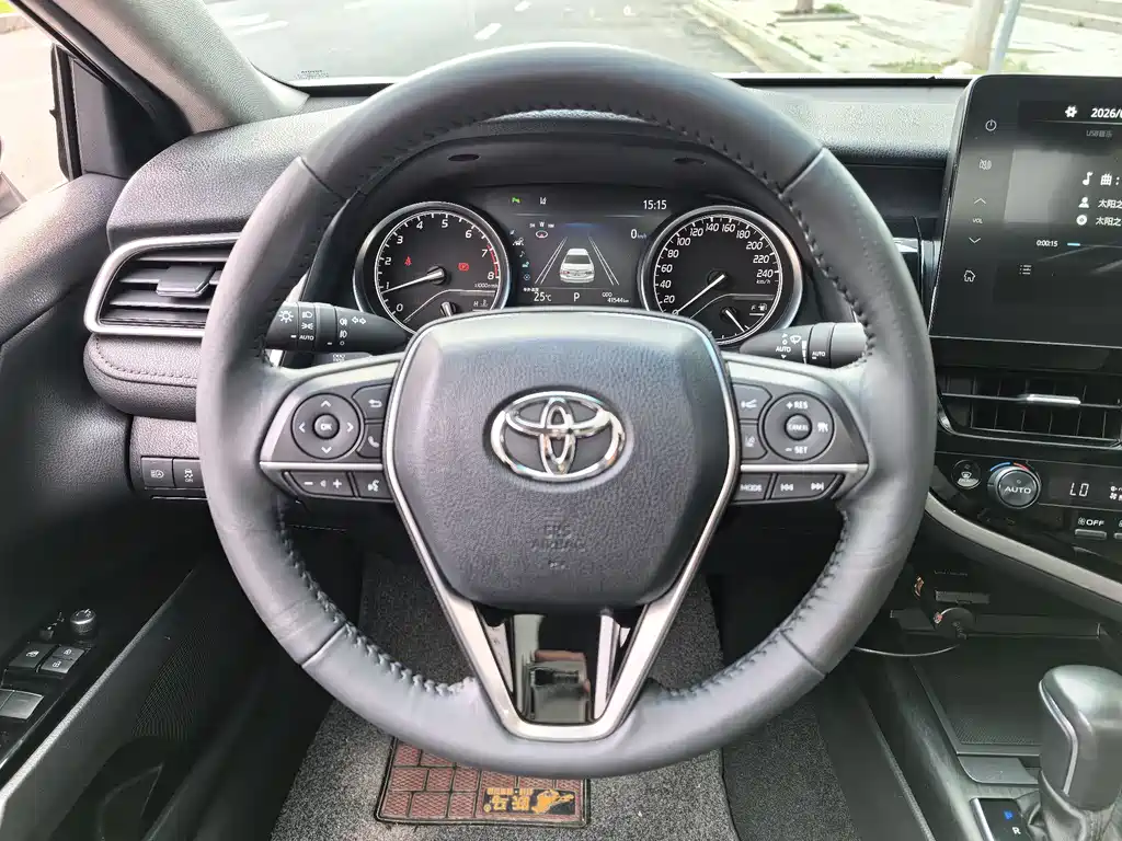 Toyota Camry 2023 — фото 12