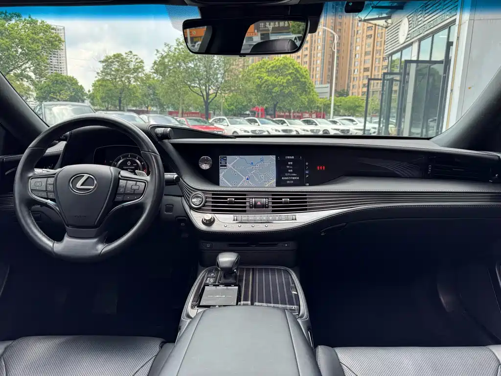 Lexus LS 2019 — фото 11