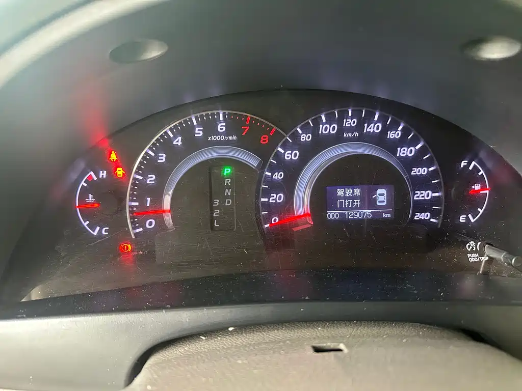Toyota Camry 2010 — фото 16