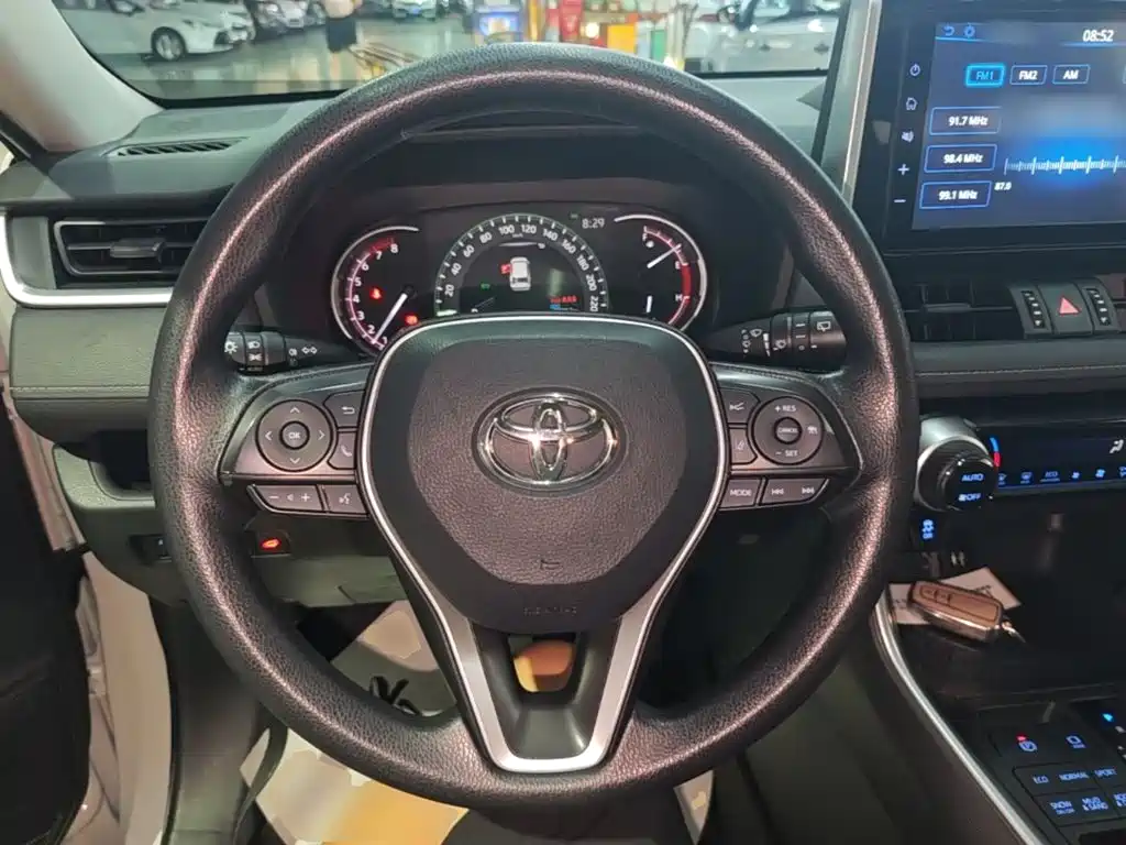 Toyota RAV4 2021 — фото 11