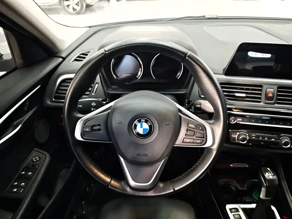 BMW 1 Series 2018 — фото 10