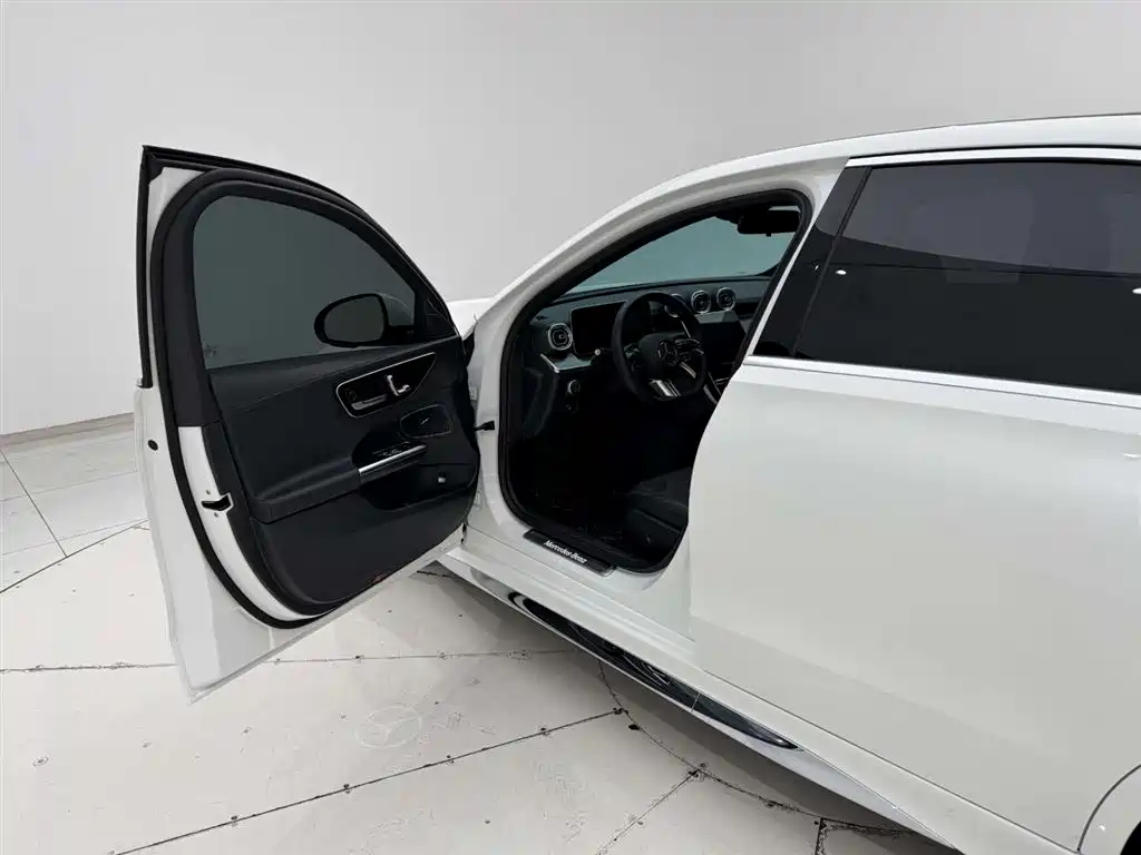Mercedes-Benz C-Class 2024 — фото 13