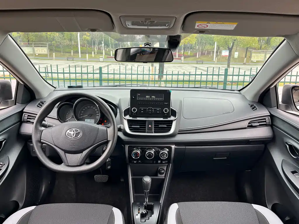 Toyota Yaris L 2021 — фото 14