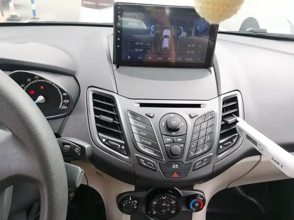 Ford Fiesta 2015 — фото 13