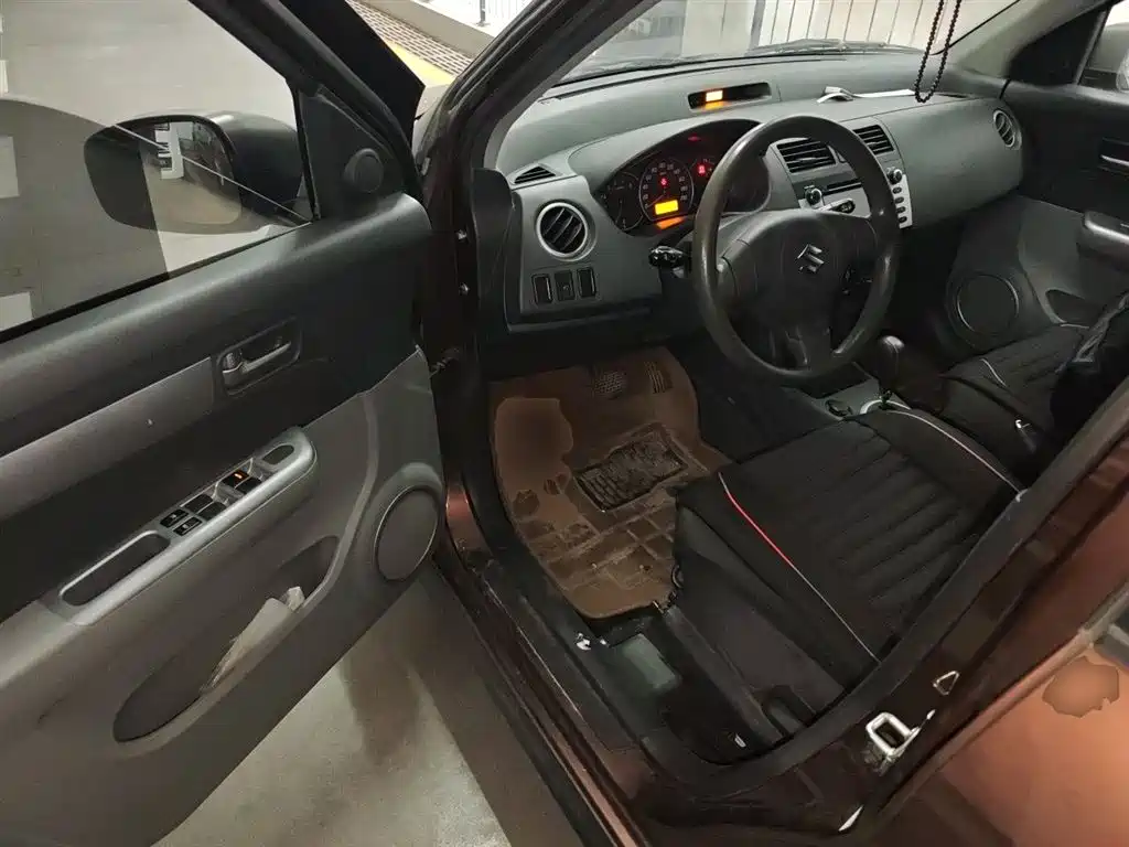 Suzuki Swift 2015 — фото 12