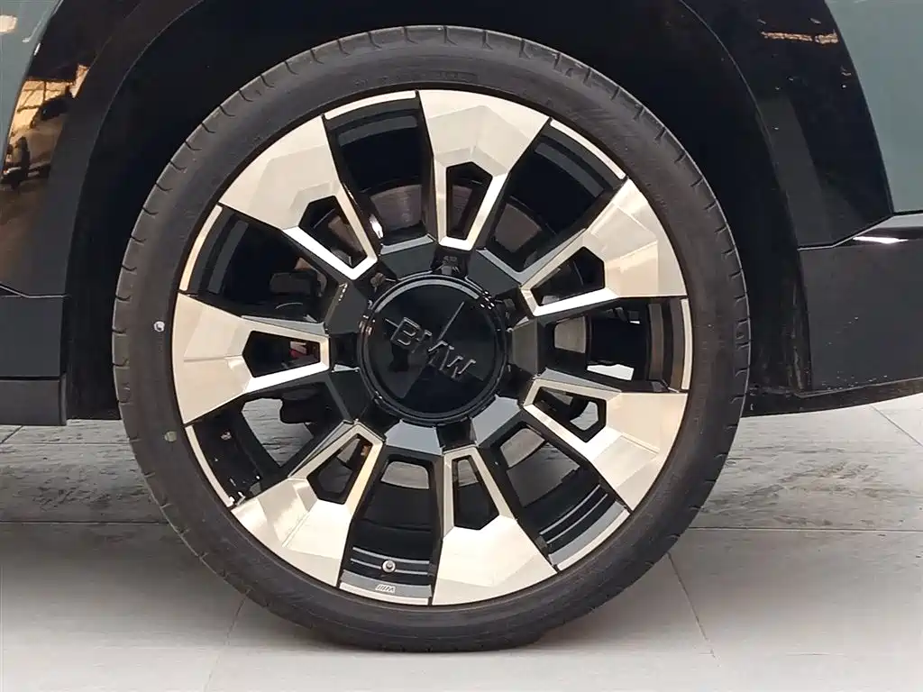 BMW XM 2024 — фото 18