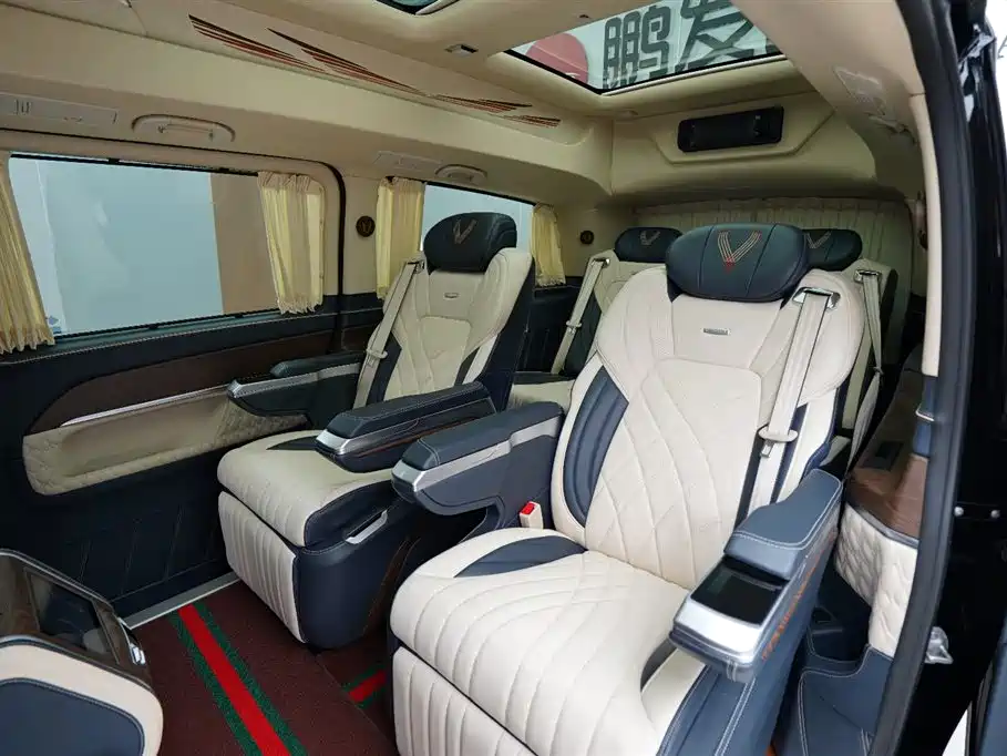 Mercedes-Benz V-Class 2023 — фото 16