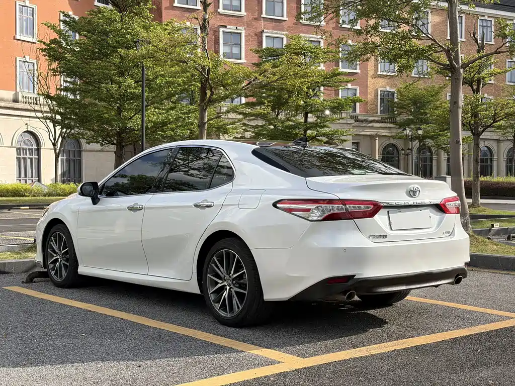 Toyota Camry 2021 — фото 4