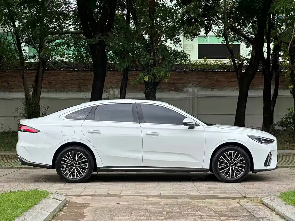 Geely Emgrand 2025