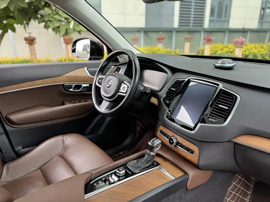 Volvo XC90 2019 — фото 17