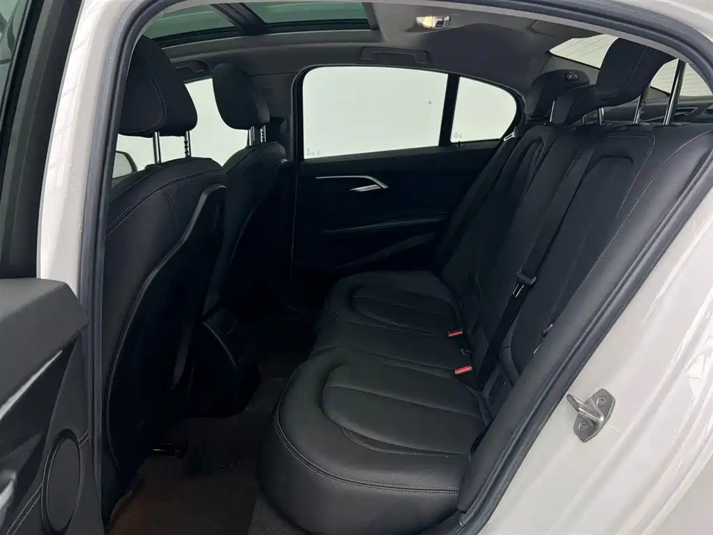 BMW 1 Series 2019 — фото 16