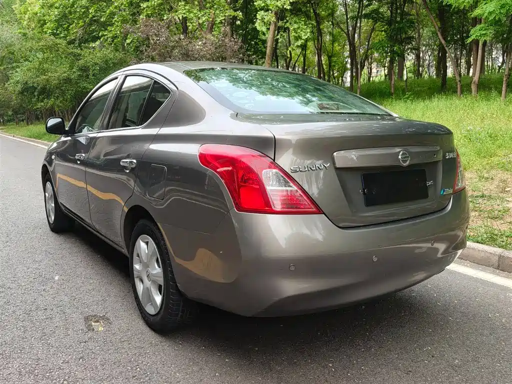 Nissan Sunny 2013 — фото 4