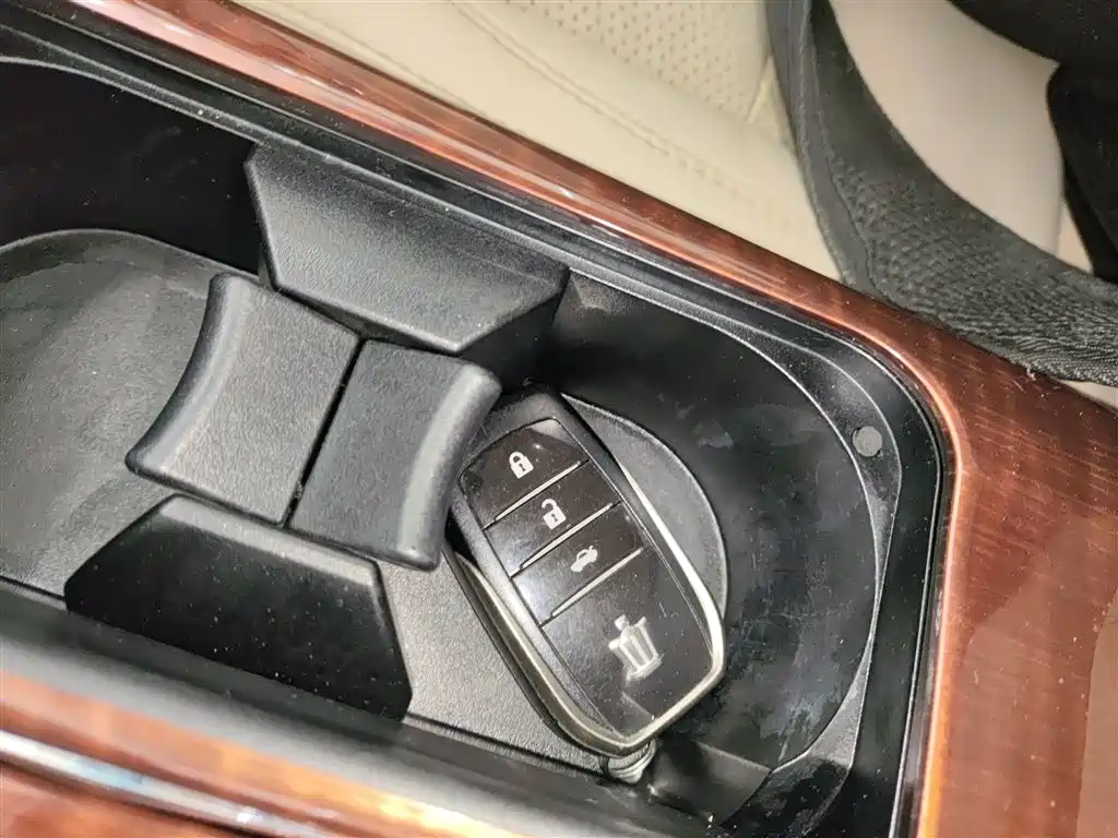 Toyota Crown 2017 — фото 17