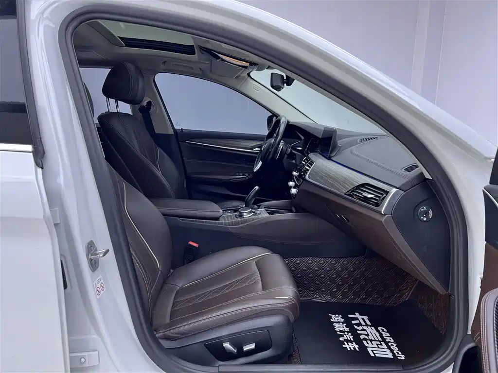 BMW 5 Series 2018 — фото 19