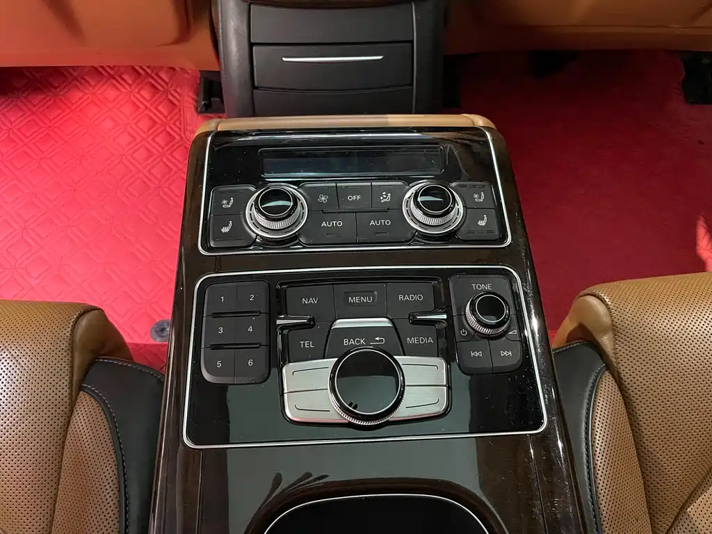 Audi A8 2018 — фото 18