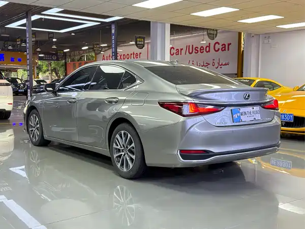 Lexus ES 2023