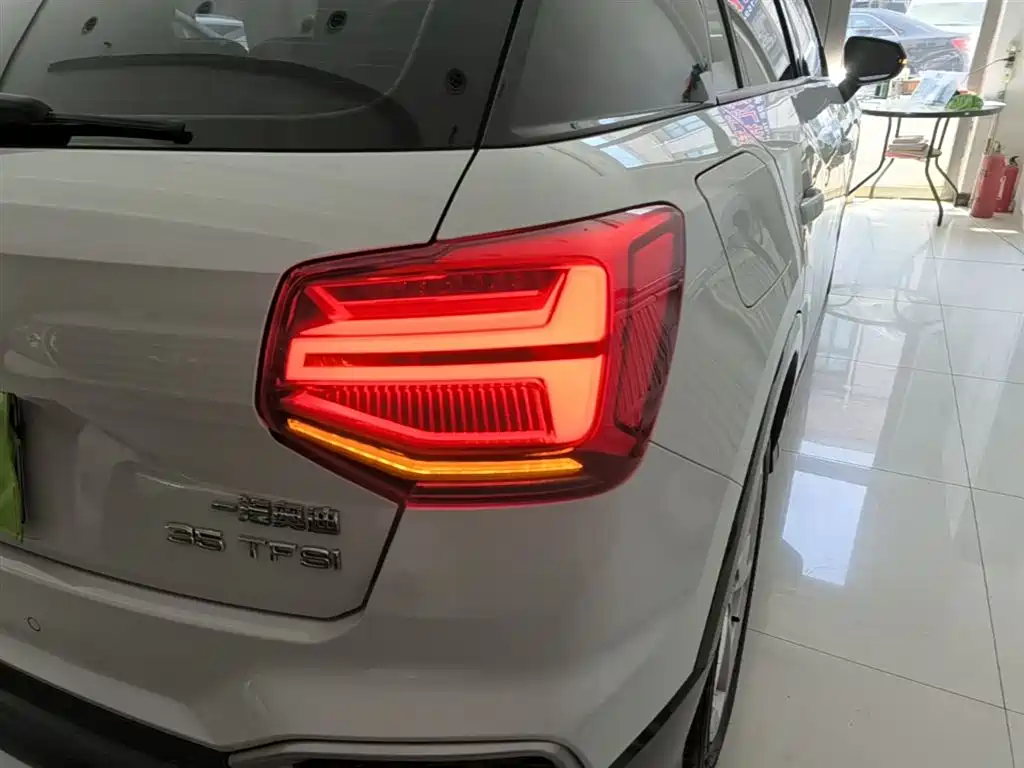 Audi Q2L 2023 — фото 8