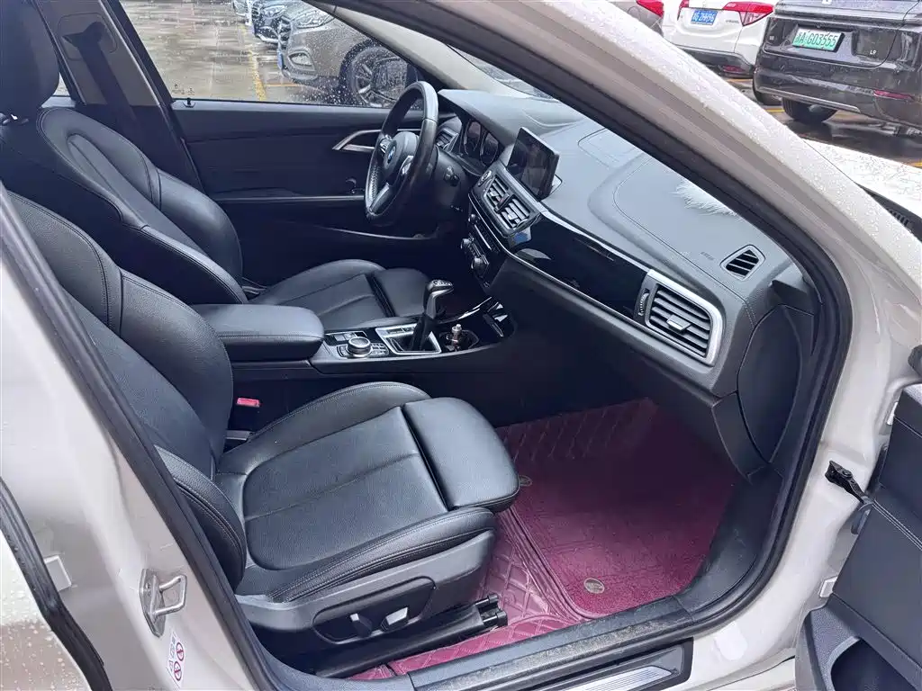 BMW 1 Series 2019 — фото 10