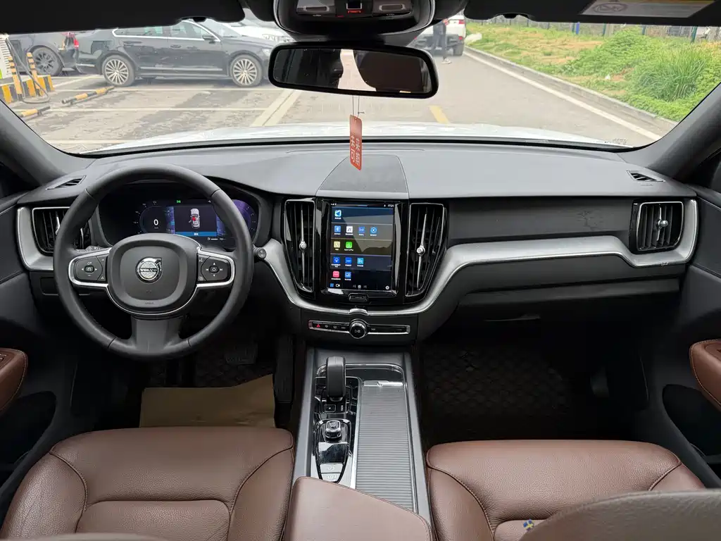 Volvo XC60 2022 — фото 13