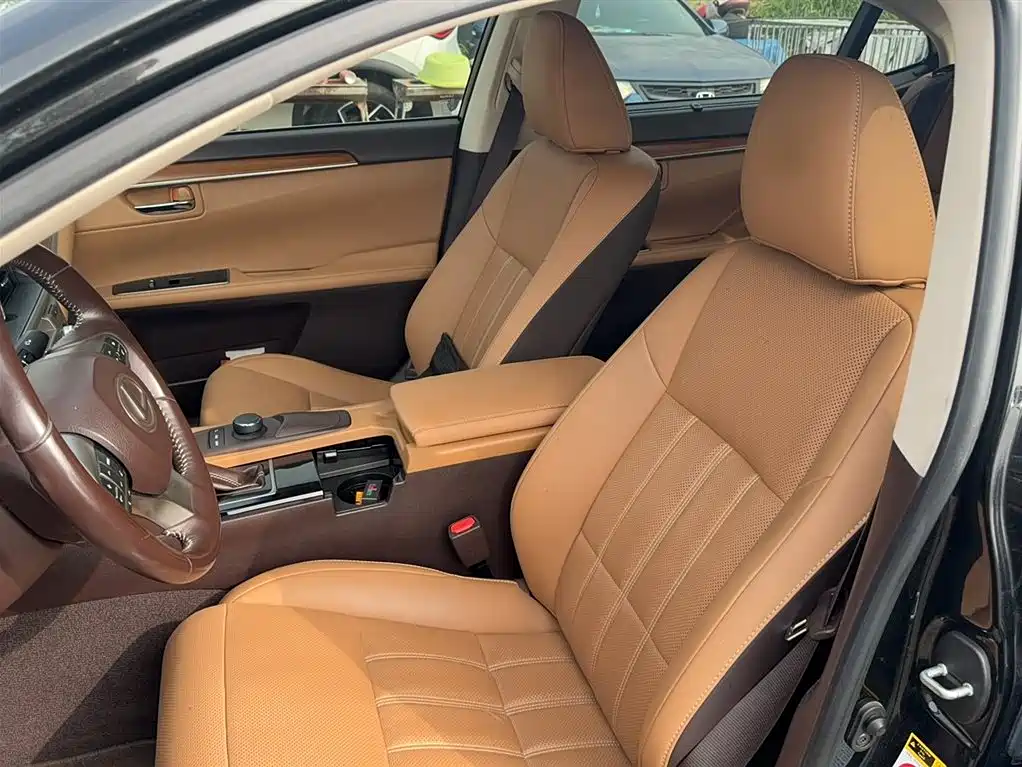 Lexus ES 2016 — фото 10