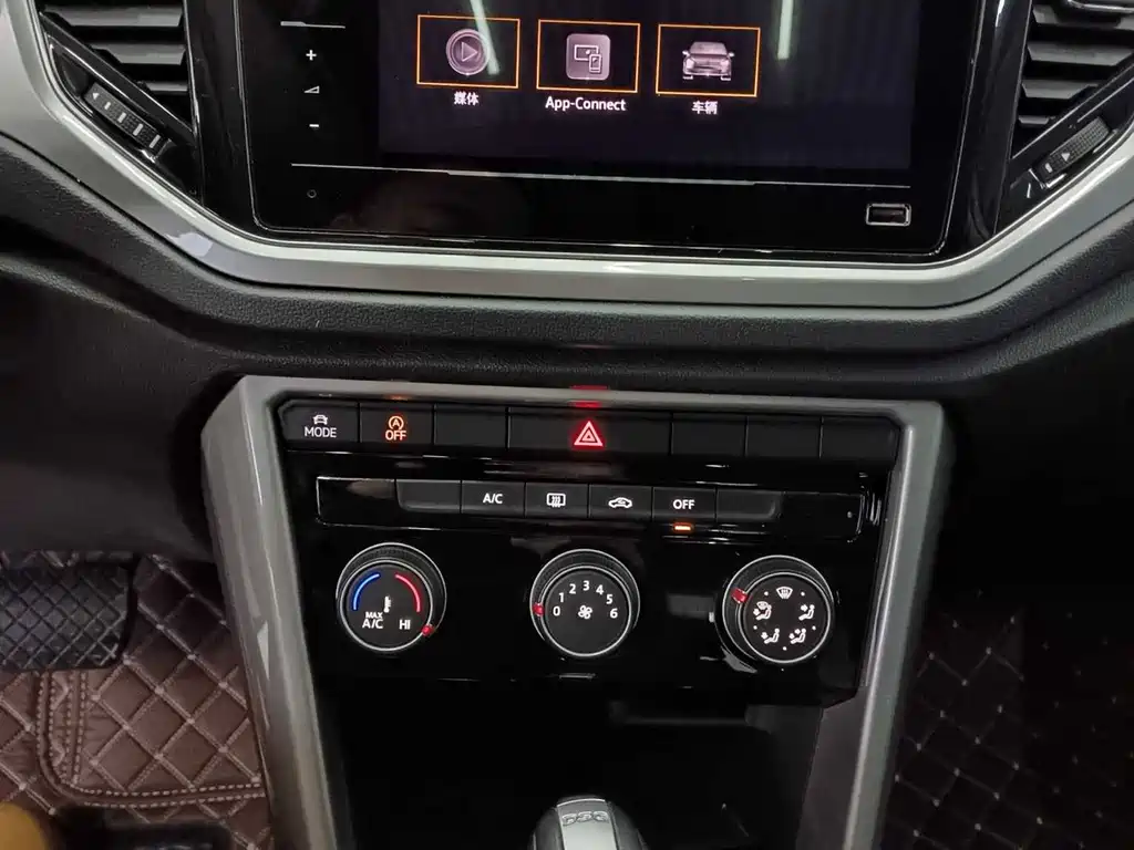 Volkswagen T-Roc 2023 — фото 13