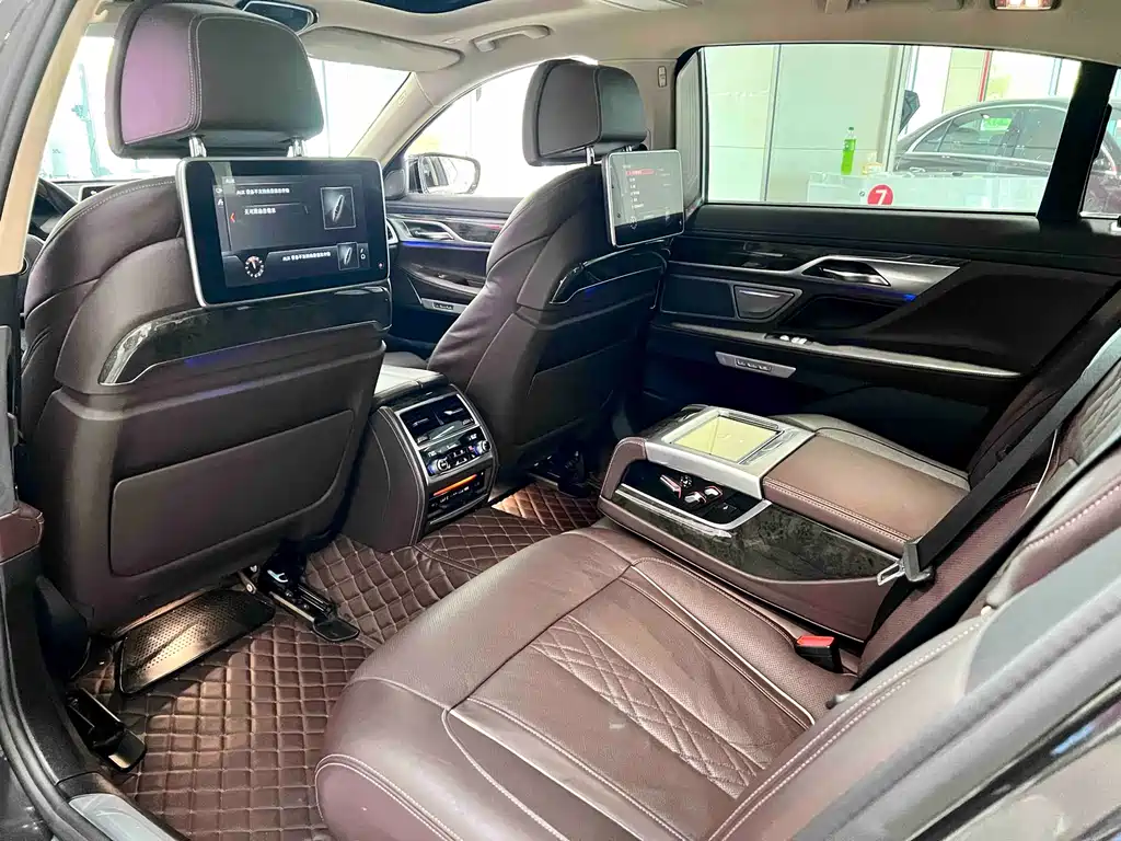 BMW 7 Series 2018 — фото 9