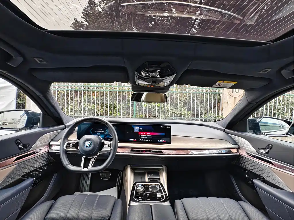 BMW i7 M70L 2024 — фото 14