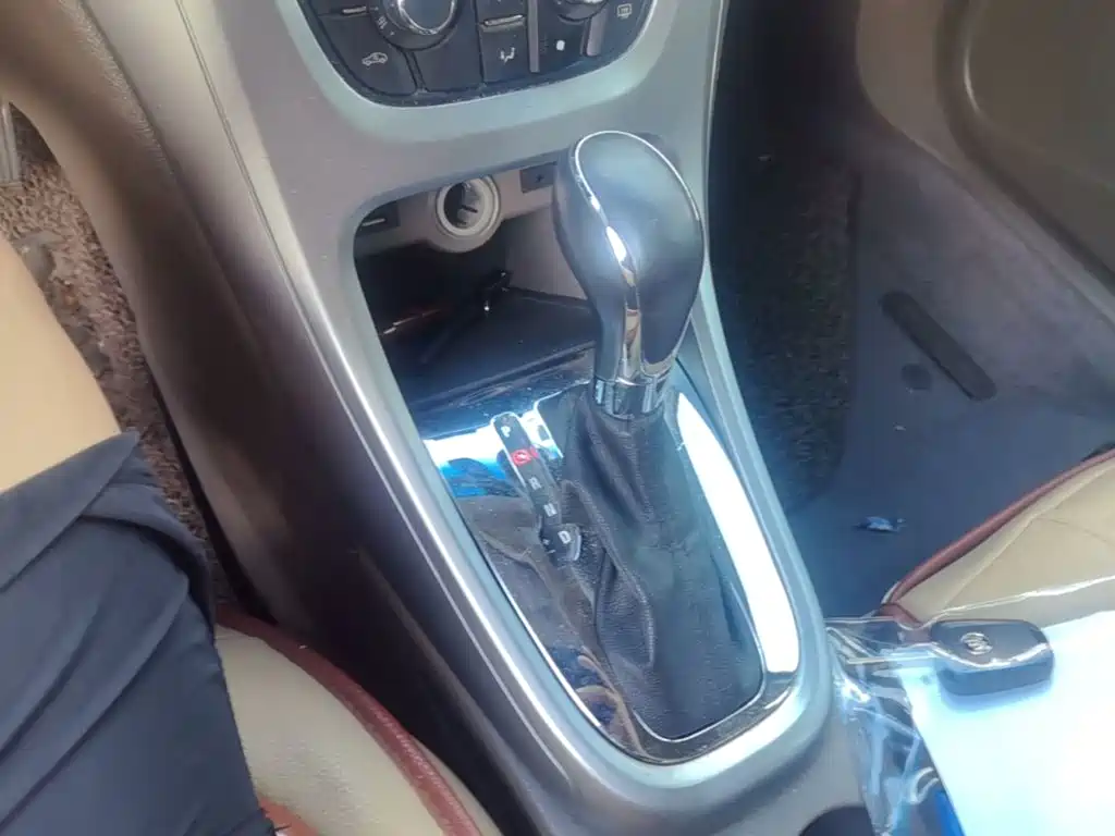 Buick Excelle 2015 — фото 14