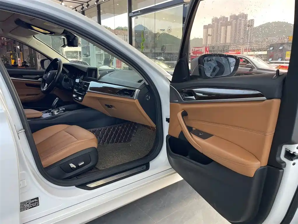 BMW 5 Series 2018 — фото 16