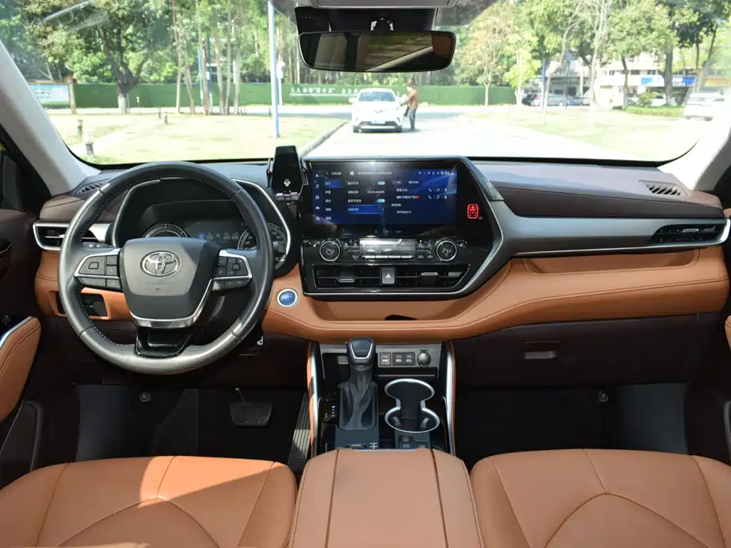 Toyota Highlander 2023 — фото 16