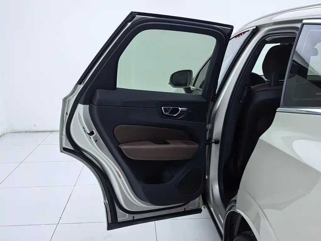 Volvo XC60 2018 — фото 19