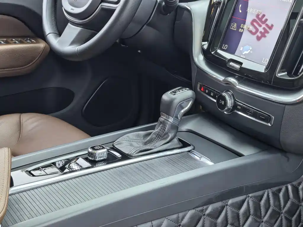 Volvo XC60 2018 — фото 27