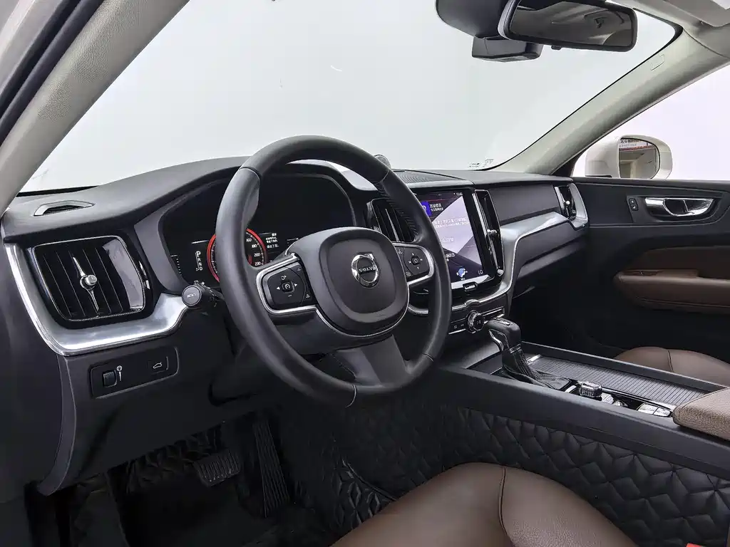 Volvo XC60 2018 — фото 11