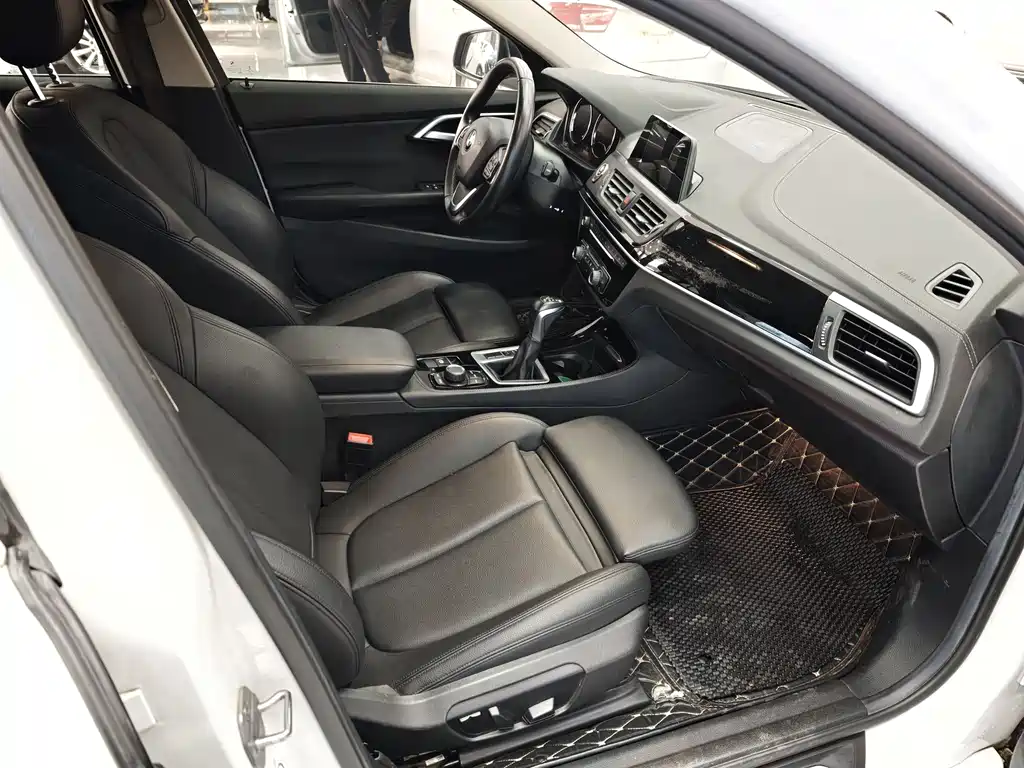 BMW 1 Series 2018 — фото 14