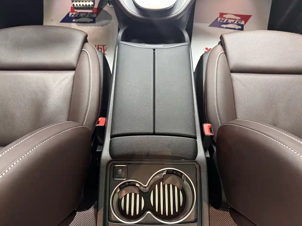 Mercedes-Benz V-Class 2023 — фото 17