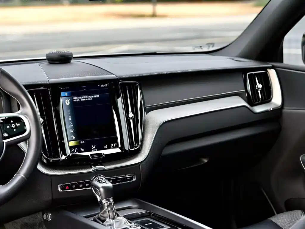 Volvo XC60 2021 — фото 15