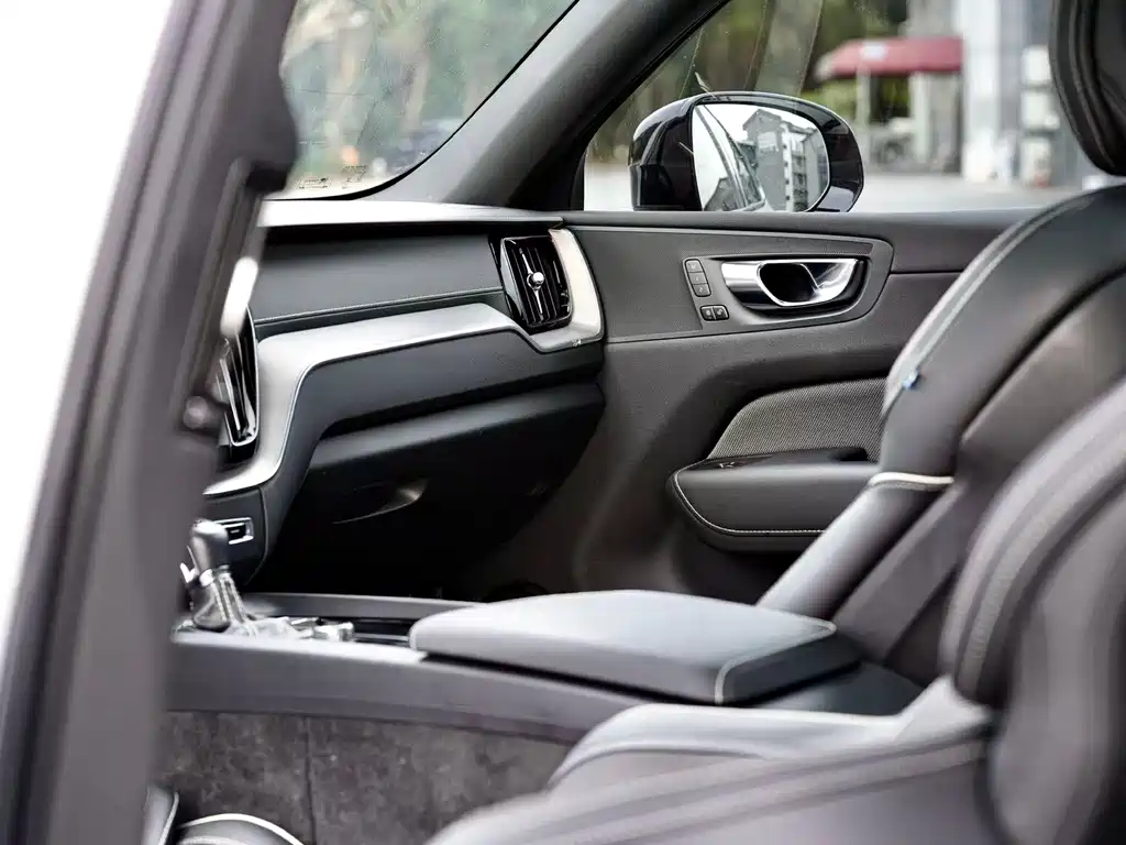 Volvo XC60 2021 — фото 7