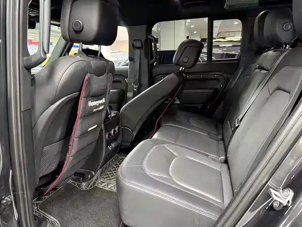 Land Rover Defender 2023