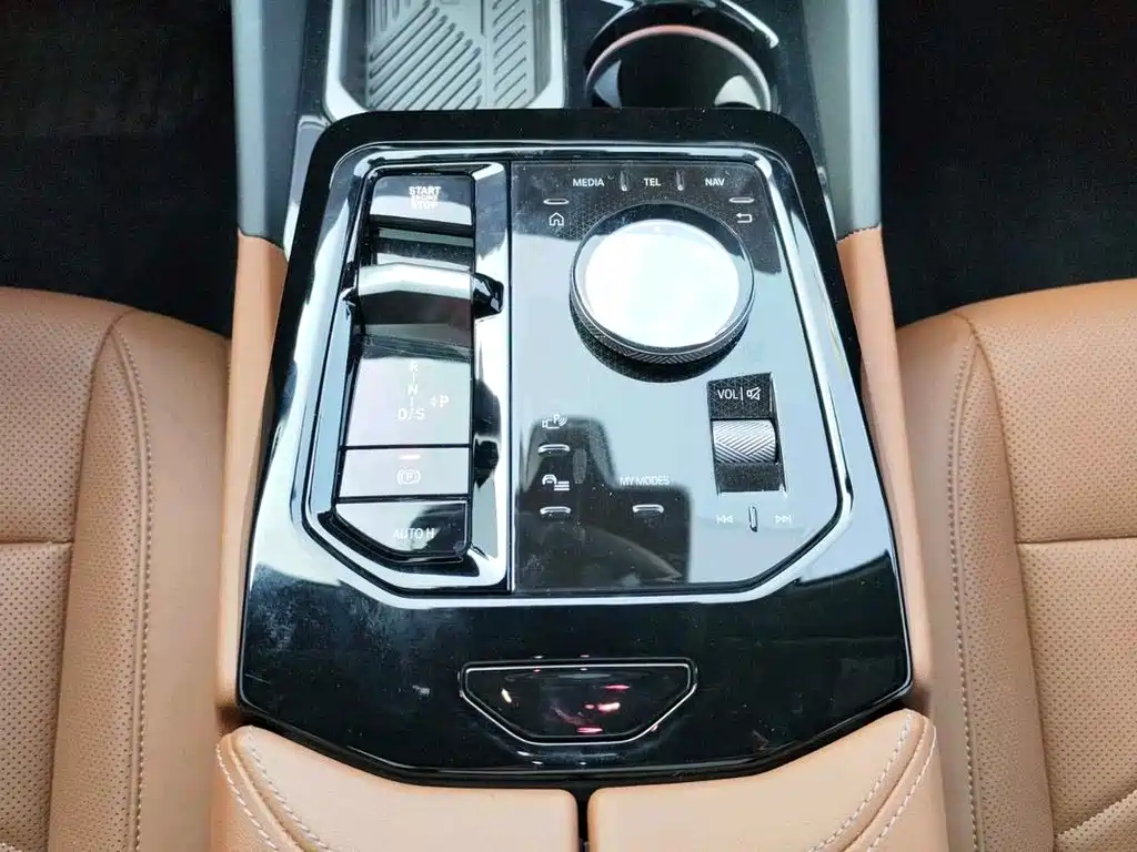 BMW 5 Series 2025 — фото 11