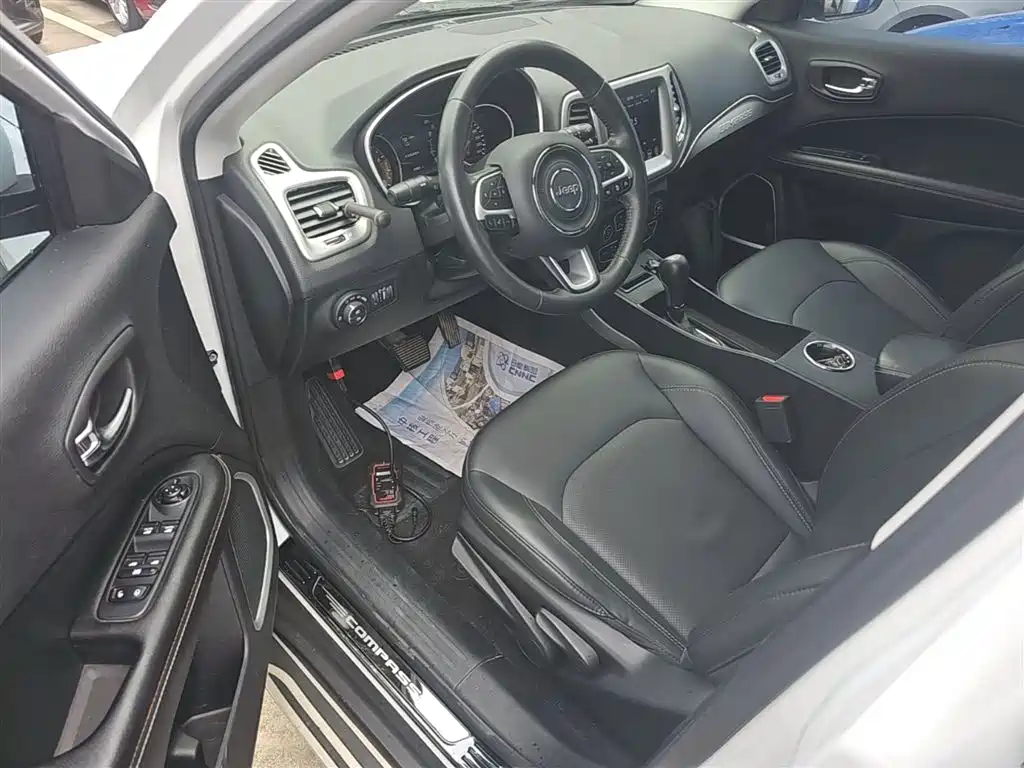 Jeep Compass 2018 — фото 16