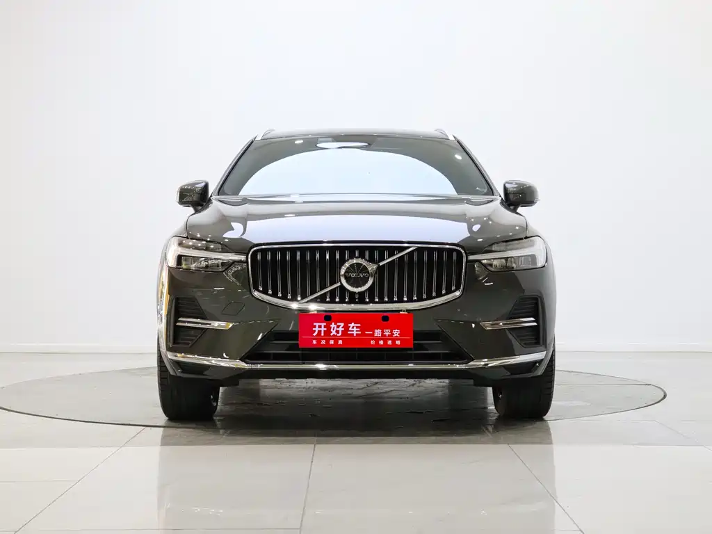 Volvo XC60 2022 — фото 1