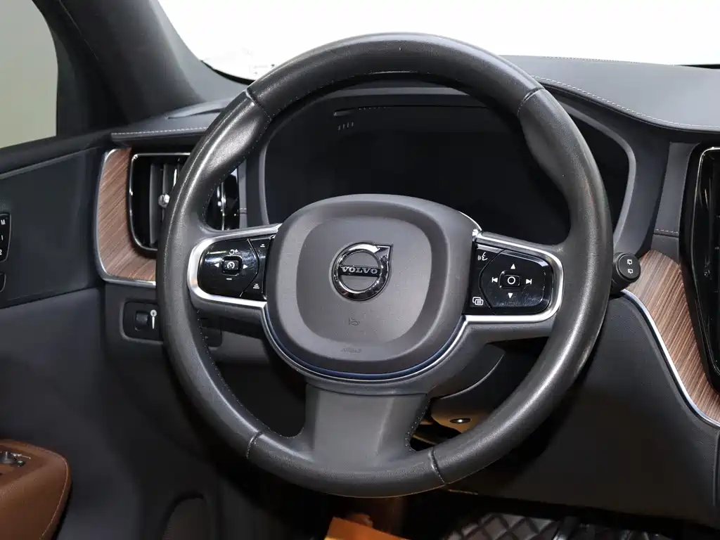 Volvo XC60 2022 — фото 19