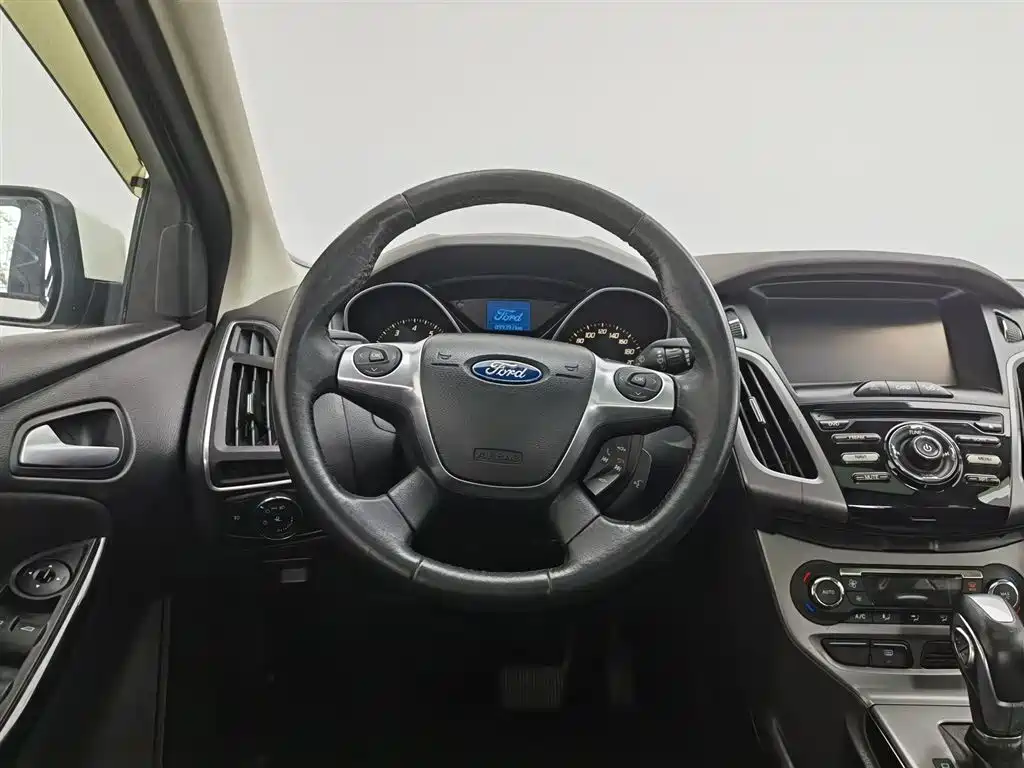 Ford Focus 2013 — фото 11