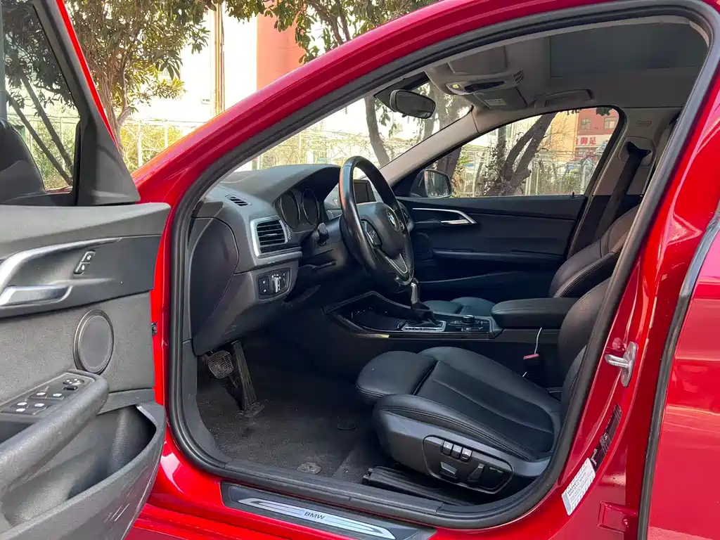 BMW 1 Series 2018 — фото 11