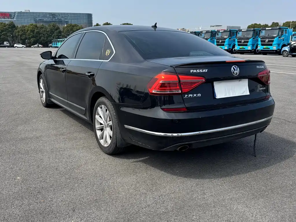 Volkswagen Passat 2017 — фото 9